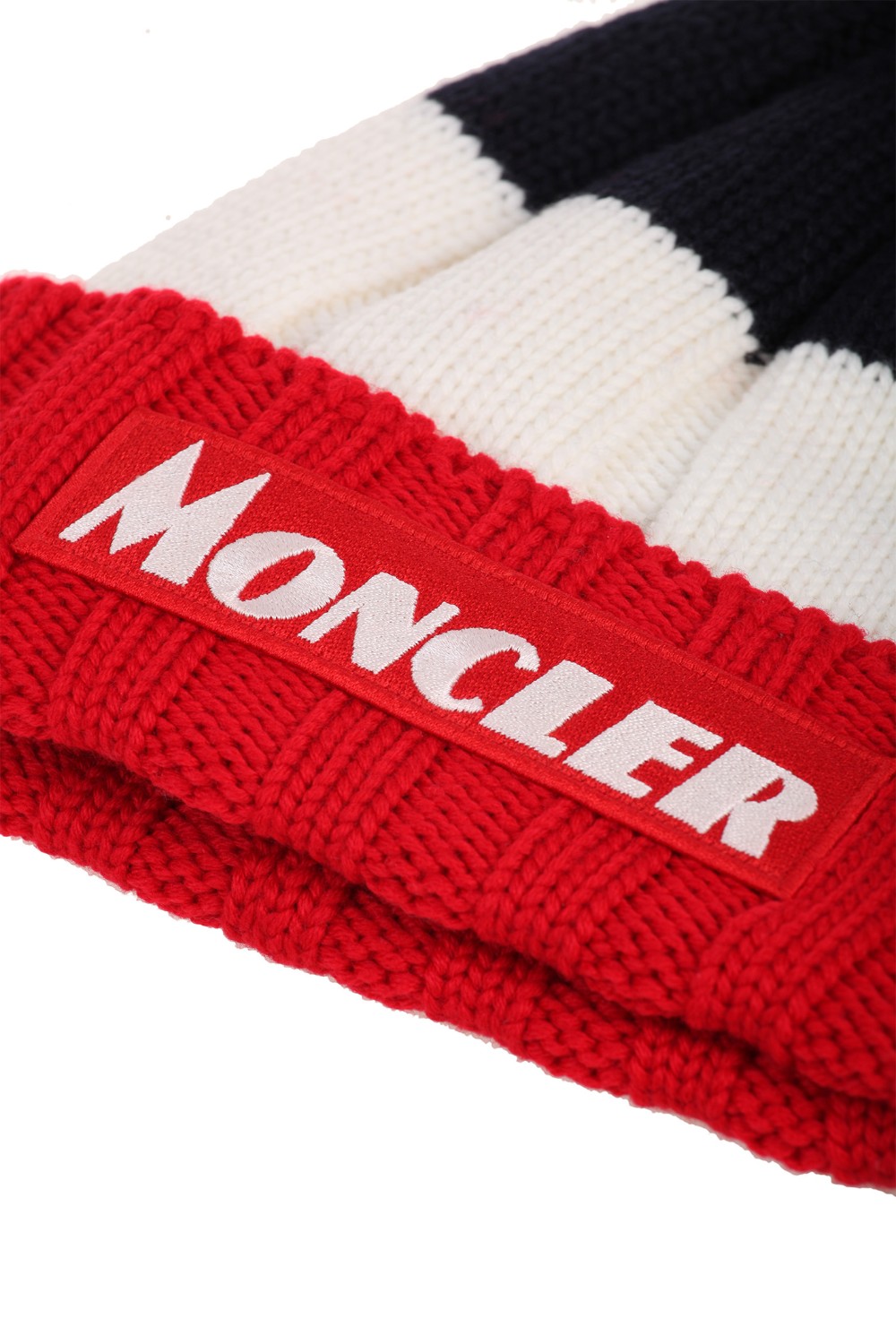 shop MONCLER Saldi Cappello: Moncler cappello tricot con pon-pon.
Applicazione scritta Moncler sulla fronte.
Motivo tricolore.
Composizione: 100% lana vergine.. 99257 00 A9090-455 number 5017054